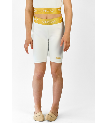 Short GRS blanc Vinkova à taille dorée, vue de face sur une gymnaste.