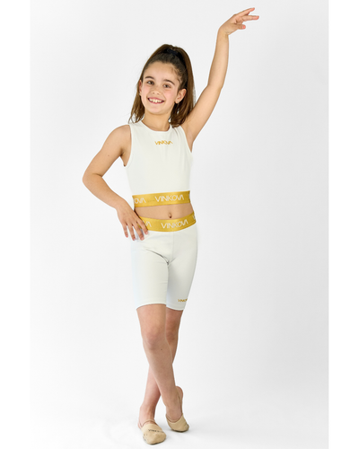 Gymnaste en short blanc et brassière assortie Vinkova à bandes dorées.