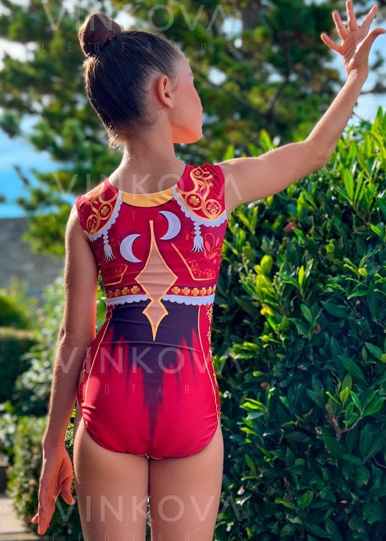 Maillot de gimnasia rítmica sin mangas en color granate con diseño de torero y base color carne para entrenamiento artístico