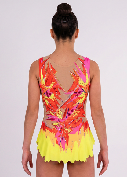 
Maillot de gimnasia rítmica en rojo, rosa y amarillo con pedrería, transparencias simuladas y motivos flameados creando un estilo vibrante.

Maillot de gimnasia rítmica color claro con rojos intensos, detalles amarillos y rosas, pedrería brillante y diseño flameado de aspecto dinámico.

Maillot de gimnasia rítmica visto por la espalda en base clara con rojos, rosas y amarillos, pedrería y trazos flameados fluidos.