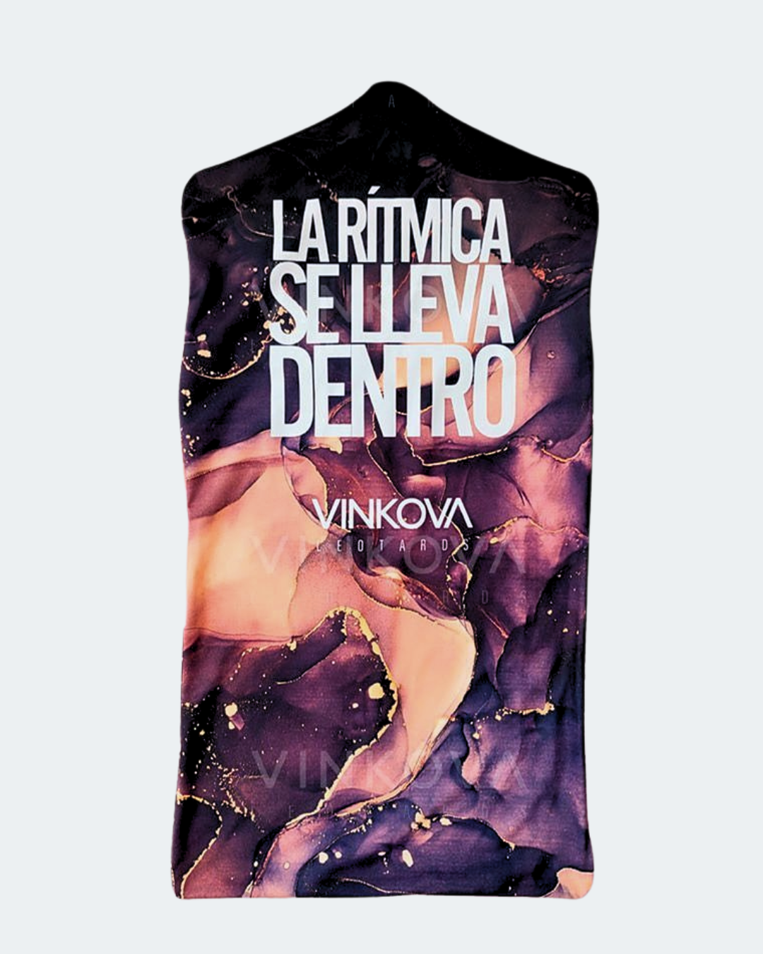 Funda de maillot de gimnasia rítmica Dark Vinkova, estampado negro y dorado, cara con lema.