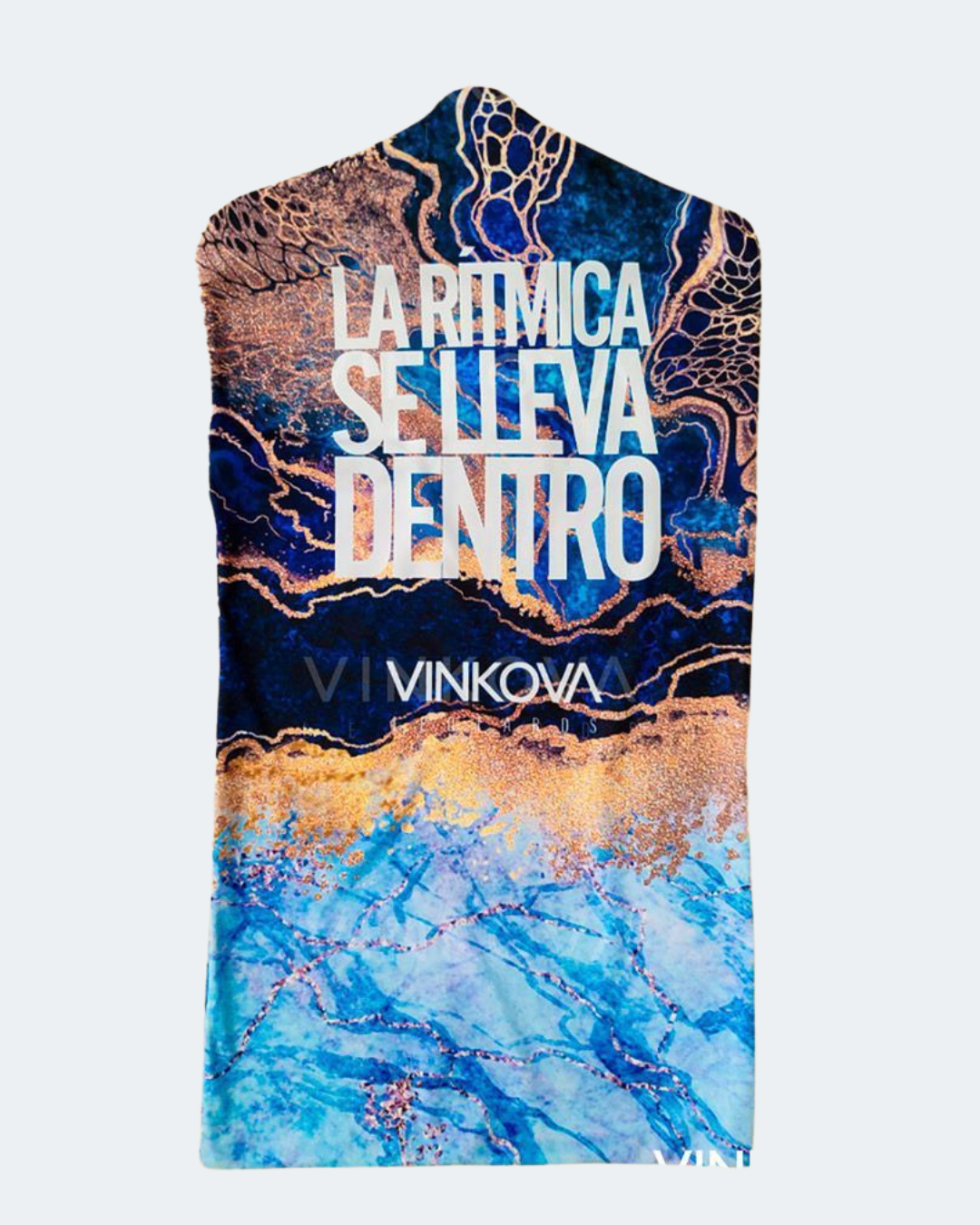 Housse de justaucorps GRS Izaro Vinkova, motif bleu et doré, face avec slogan.