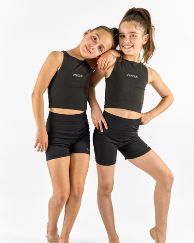 Deux gymnastes posent ensemble en haut dos-nu GRS noir Vinkova et short noir.