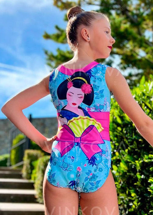 Maillot de gimnasia rítmica sin mangas con diseño de temática japonesa y motivos florales sobre base elástica.