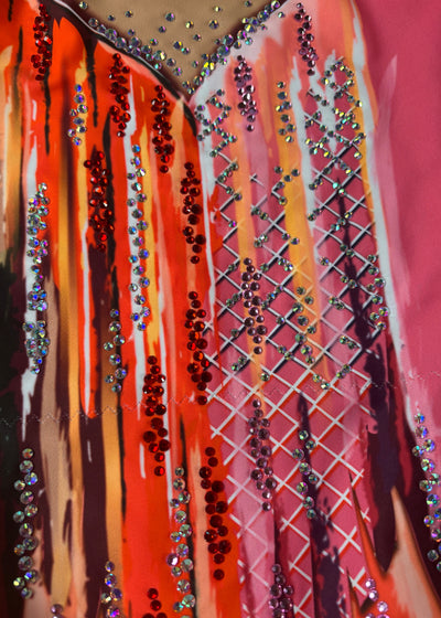 Primer plano del dibujo de retícula con líneas de STRASS sobre el estampado rosa, naranja y rojo de Goya.