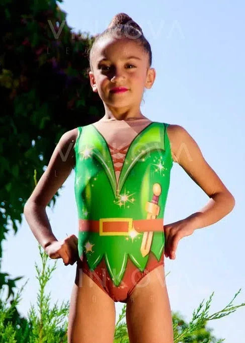 Maillot de gimnasia rítmica de Peter Pan en color verde con diseño de túnica, cinturón y puñal impreso.