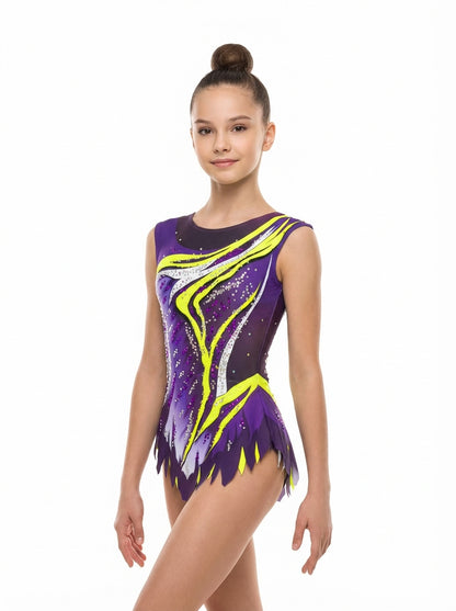 Maillot de gimnasia rítmica morado con detalles amarillos flúor y cristales strass brillantes para competición.