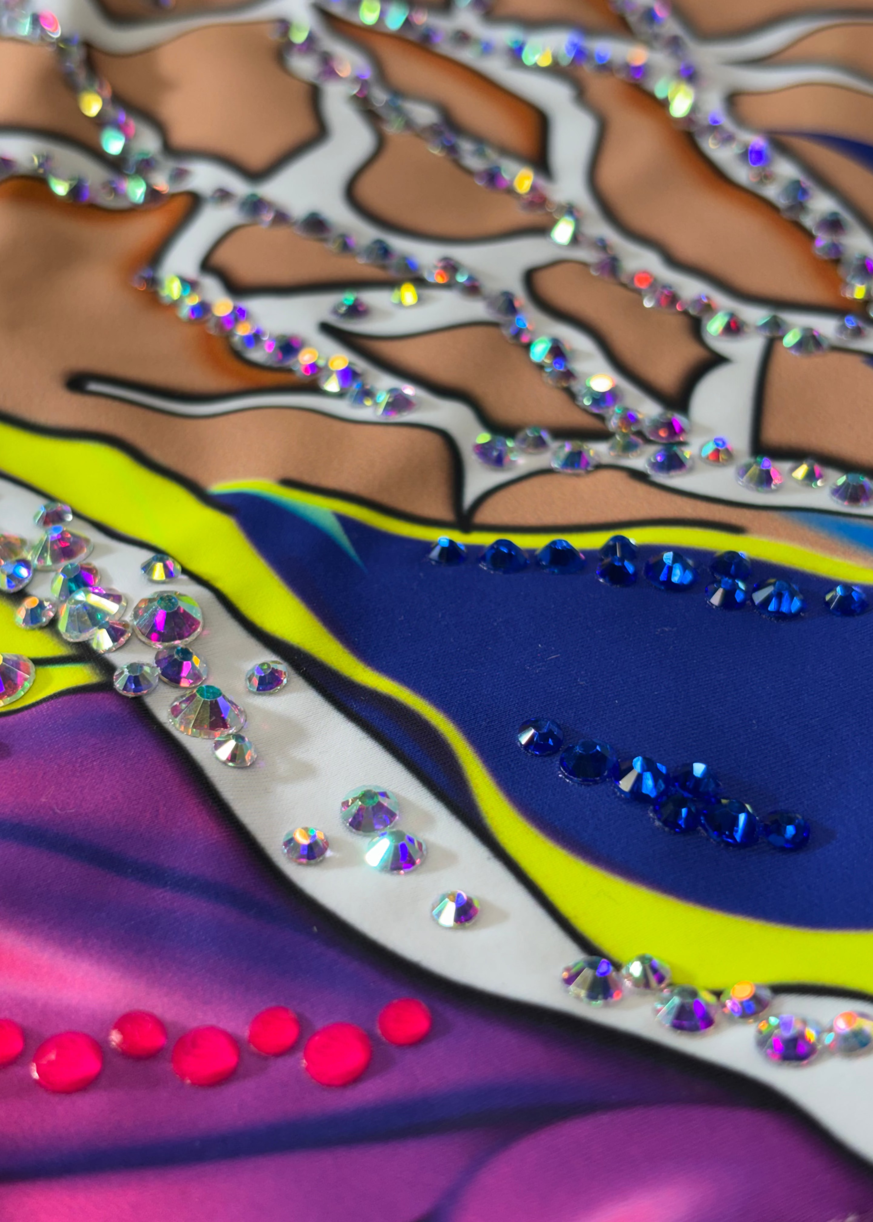 Maillot multicolor con falda de picos y detalles en morado, verde y amarillo para gimnasia rítmica.