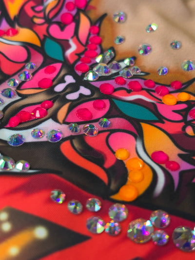 Sleeveless rhythmic gymnastics leotard with intense artistic print and nude mesh at the neckline.