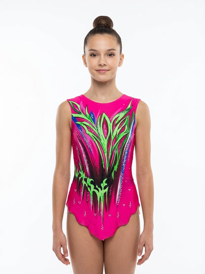 Maillot de gimnasia rítmica modelo Portland fucsia con gráficos verde neón, detalles azules y strass de competición.