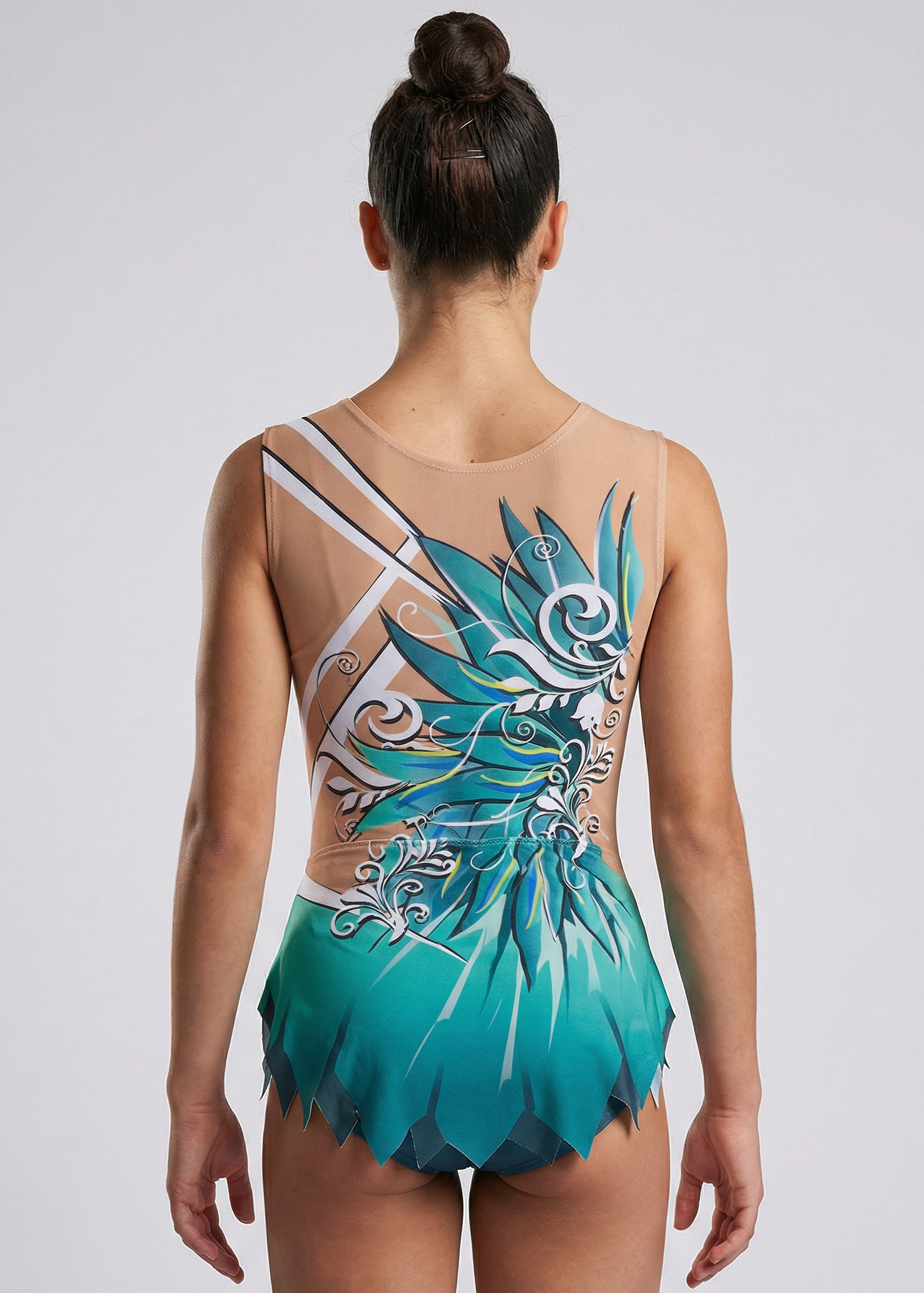 Maillot de gimnasia rítmica en tonos turquesa y verde con pedrería, degradados y motivos florales creando un estilo elegante.

Maillot de gimnasia rítmica color claro con verdes intensos, detalles blancos, pedrería brillante y diseño floral de apariencia dinámica.

Maillot de gimnasia rítmica visto por la espalda en base clara con verdes y turquesas, pedrería y motivos florales fluidos.