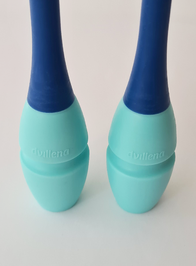 Massues homologuées FIG encastrables en bleu marine et bleu ciel pour gymnastes de haut niveau.