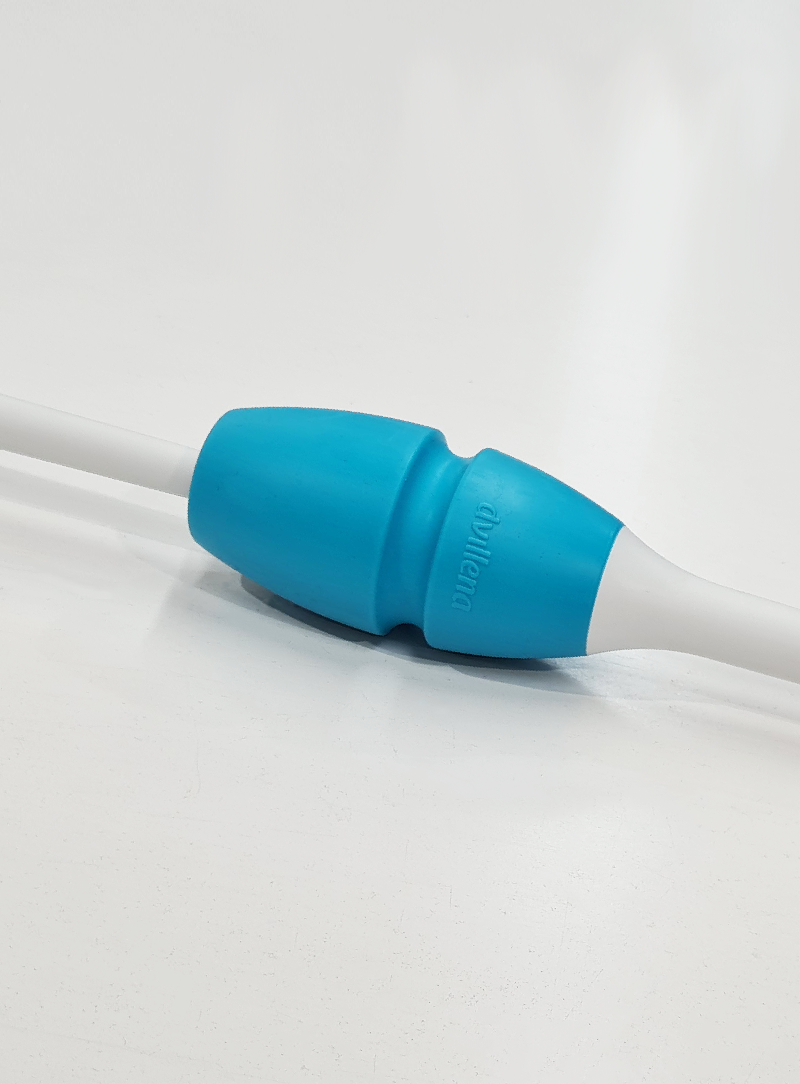 Mazas homologadas FIG engarzables en blanco y azul para gimnastas de alto nivel.