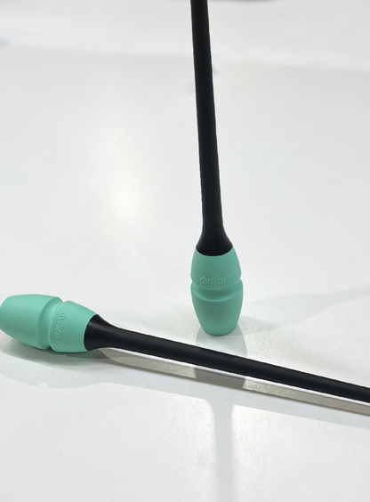 Primer plano de la cabeza menta de unas mazas Dvillena & Vinkova negras.