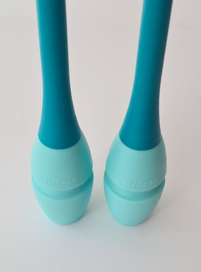 Par de mazas homologadas FIG engarzables en tonos azules para gimnastas de alto nivel.