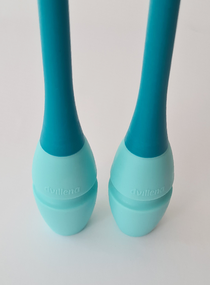 Par de mazas homologadas FIG engarzables en tonos azules para gimnastas de alto nivel.