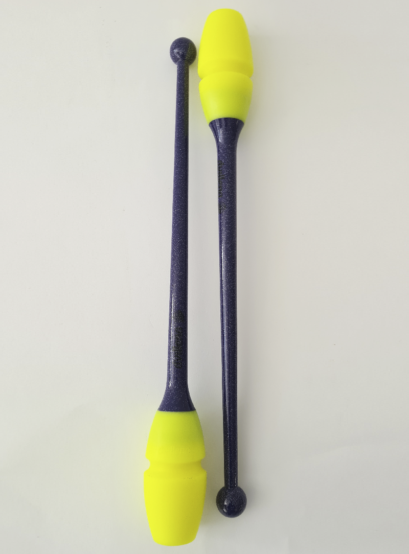 Dos mazas de gimnasia rítmica morado glitter y amarillo en paralelo y en sentidos opuestos
