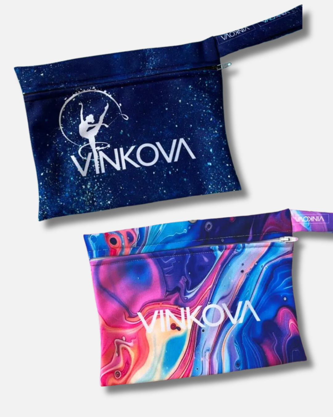 Trousses Vinkova zippées avec dragonne, bleu foncé et motif multicolore.