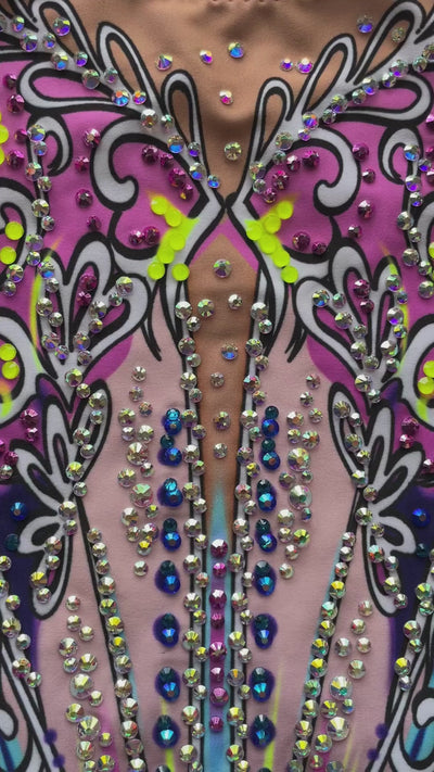Maillot profesional elástico con falda de picos degradada y brillantes azules y rosas.