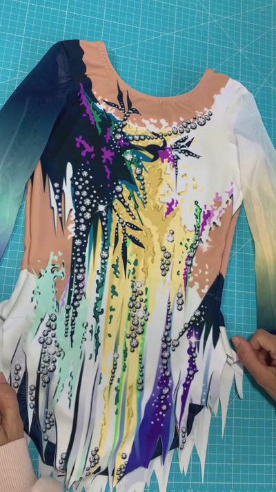 Maillot de gimnasia rítmica multicolor con falda de picos y diseño artístico profesional para competición.