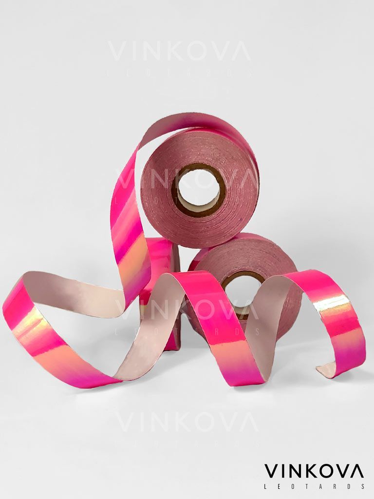 Cinta adhesiva Vinkova para aparatos de gimnasia rítmica, tornasolado, rosa flúor, en rollos y tiras desplegadas.