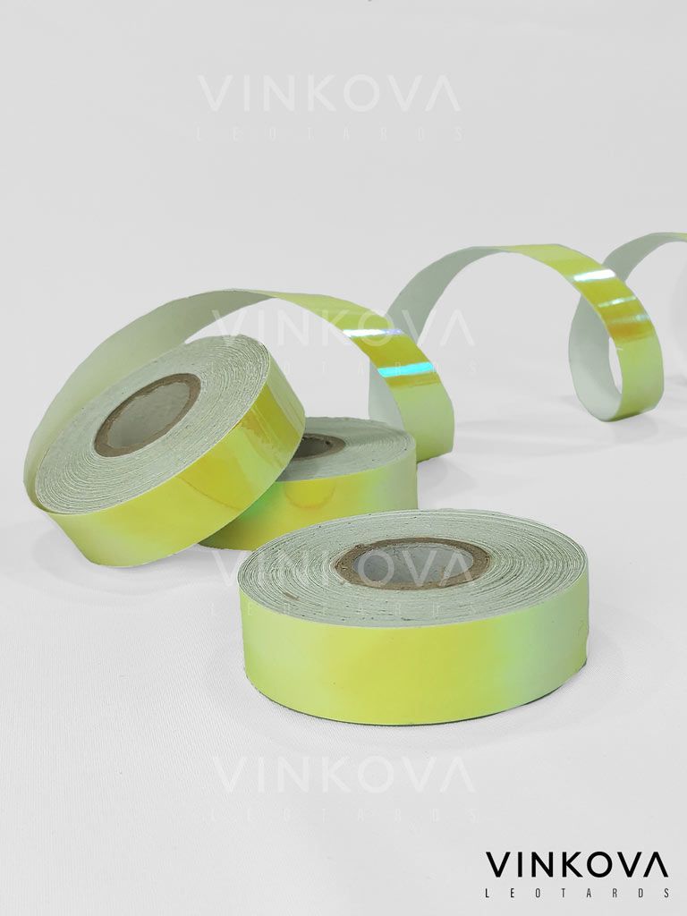 Cinta adhesiva Vinkova para aparatos de gimnasia rítmica, tornasolado, amarillo flúor, en rollos y tiras desplegadas.