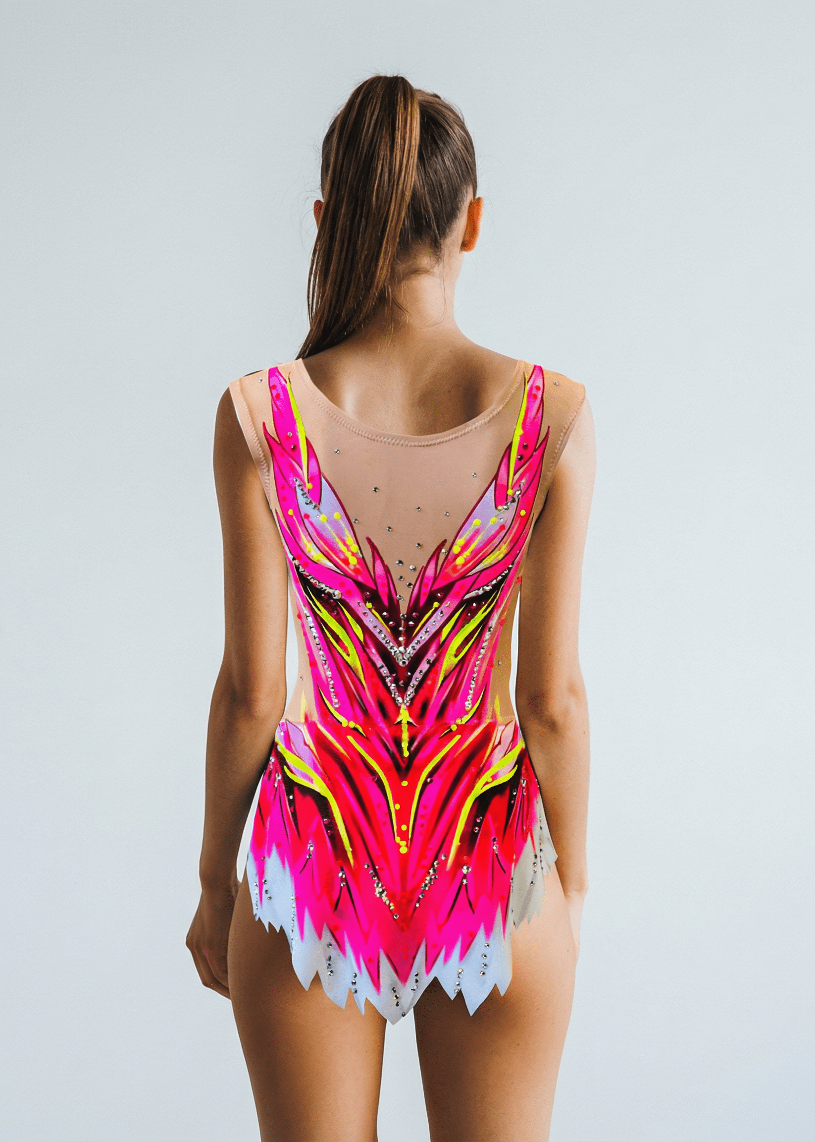 Maillot de gimnasia rítmica translúcido con tonos fucsia, amarillo y gris, pedrería brillante y diseño posterior simétrico de líneas afiladas.
Maillot rítmico translúcido en fucsia, rosa y amarillo, con pedrería fina y patrón posterior vibrante de formas estilizadas.
Maillot de gimnasia rítmica con base translúcida, degradados fucsia y gris, detalles de pedrería y estilo posterior dinámico en forma de llamas.