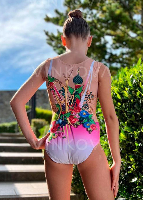 Maillot de gimnasia rítmica sin mangas con motivos tradicionales rusos y corsé entrelazado en color rosa.