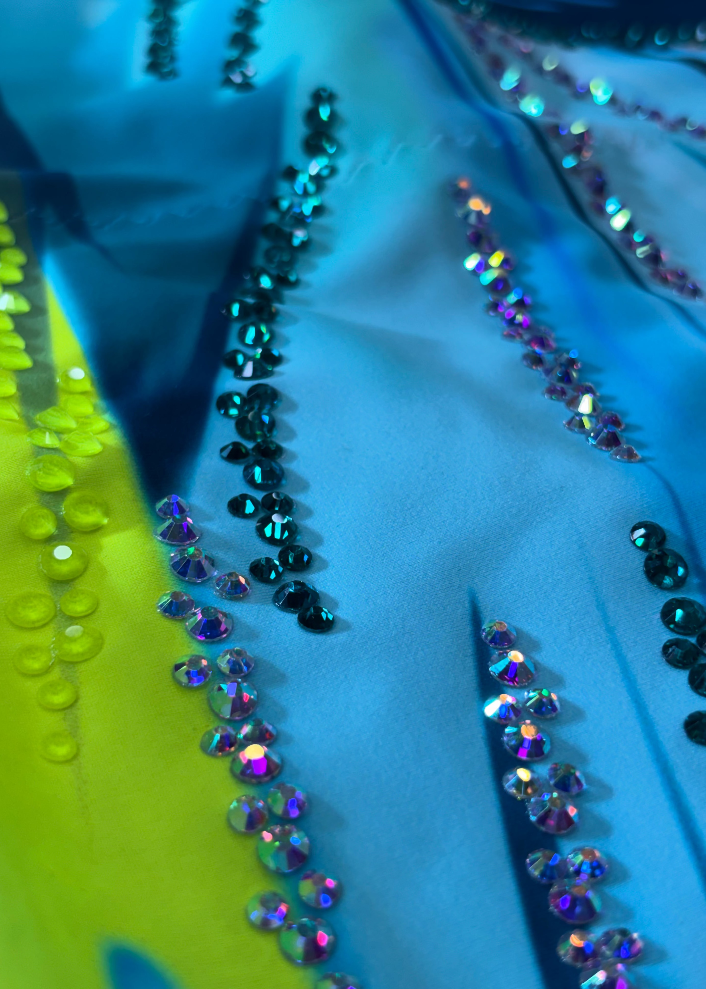 Justaucorps de compétition pour gymnastique rythmique avec détails jaune fluo et cristaux.