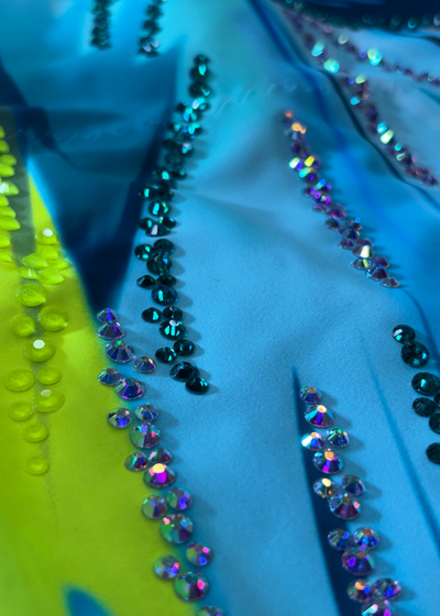 Justaucorps de compétition pour gymnastique rythmique avec détails jaune fluo et cristaux.