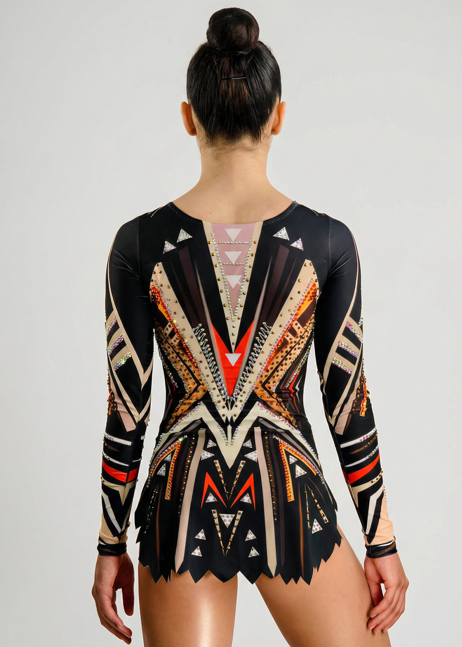 Maillot de gimnasia rítmica en negro, beige y naranja con mangas largas, pedrería y patrones geométricos creando un estilo impactante.

Maillot de gimnasia rítmica en tonos negros y beige con detalles naranjas, pedrería y diseño geométrico de apariencia dinámica.

Maillot de gimnasia rítmica visto por la espalda en negros y beige con pedrería y motivos geométricos formando un estilo marcado.
