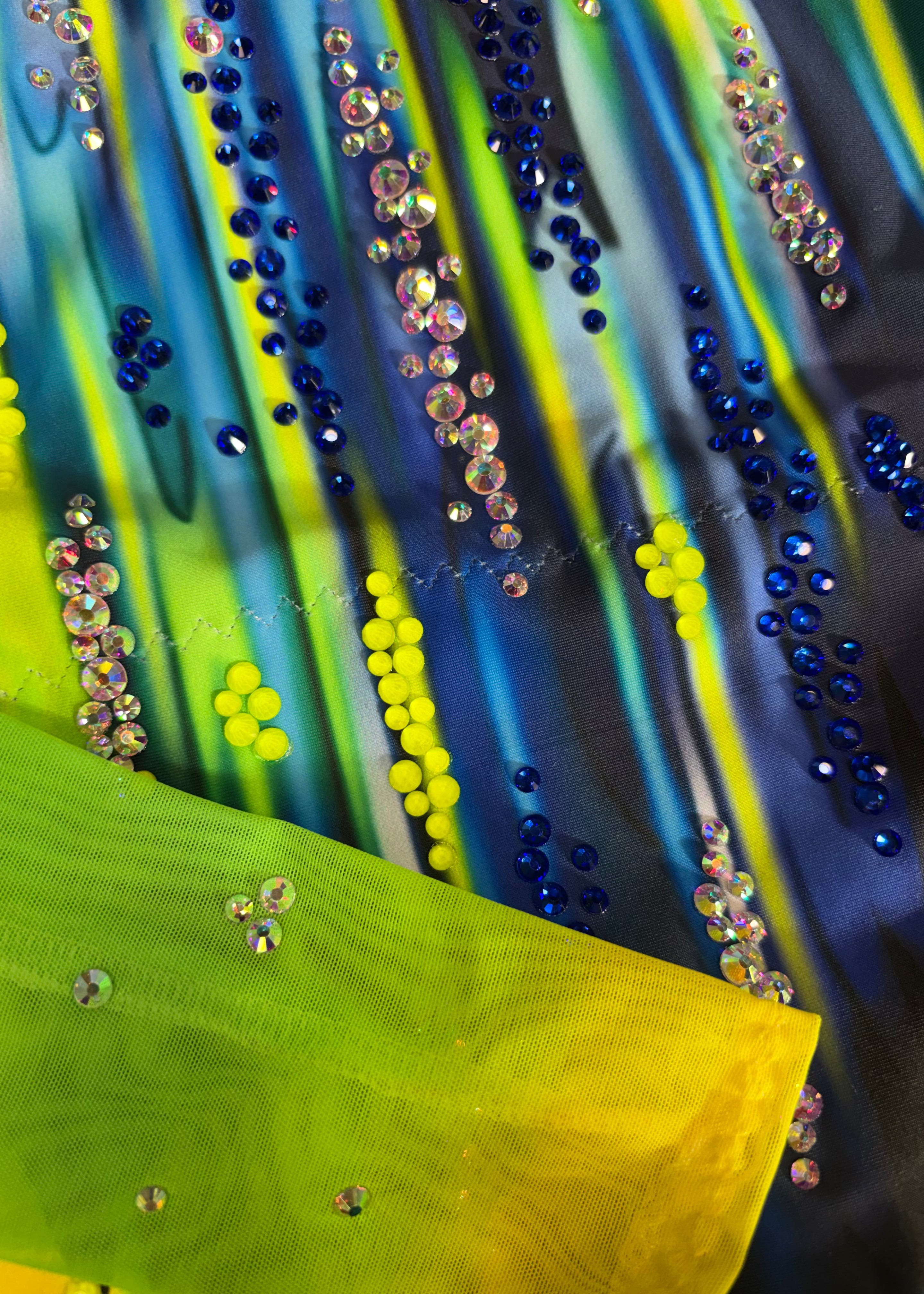 Justaucorps de rythmique professionnel avec strass multicolores et motif abstrait bleu-vert pour filles.