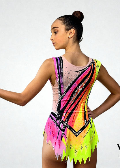 Maillot de gimnasia rítmica visto por la espalda, en tonos neón rosa, amarillo y naranja sobre base nude. Presenta líneas negras diagonales decoradas con pedrería y un acabado en picos en la parte inferior que aporta dinamismo al diseño.